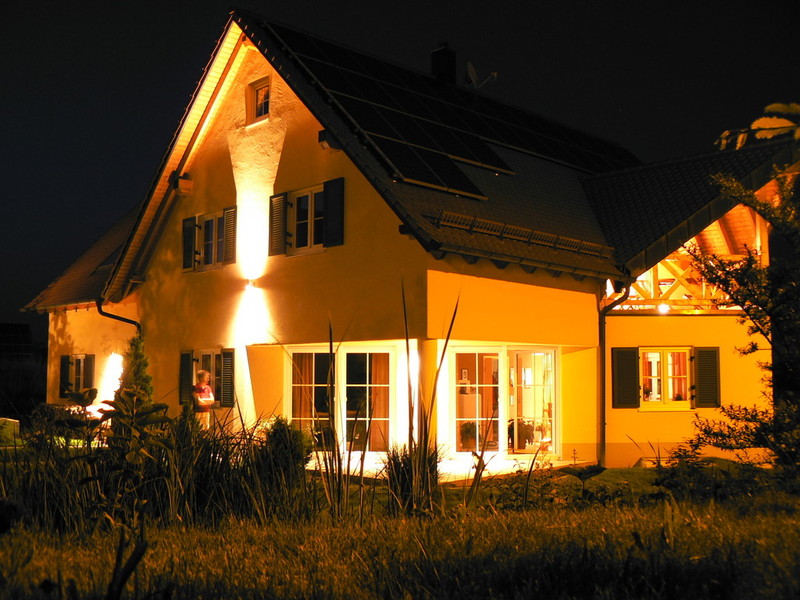 Von Fischer Elektrotechnik realisiertes Smart Home bei Nacht
